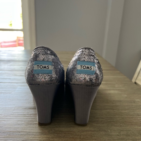 Tom’s Pewter Sequin Wedges. 7 1/2 - Picture 6 of 8